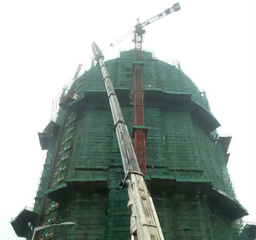 若尔盖吊车在工地上作业